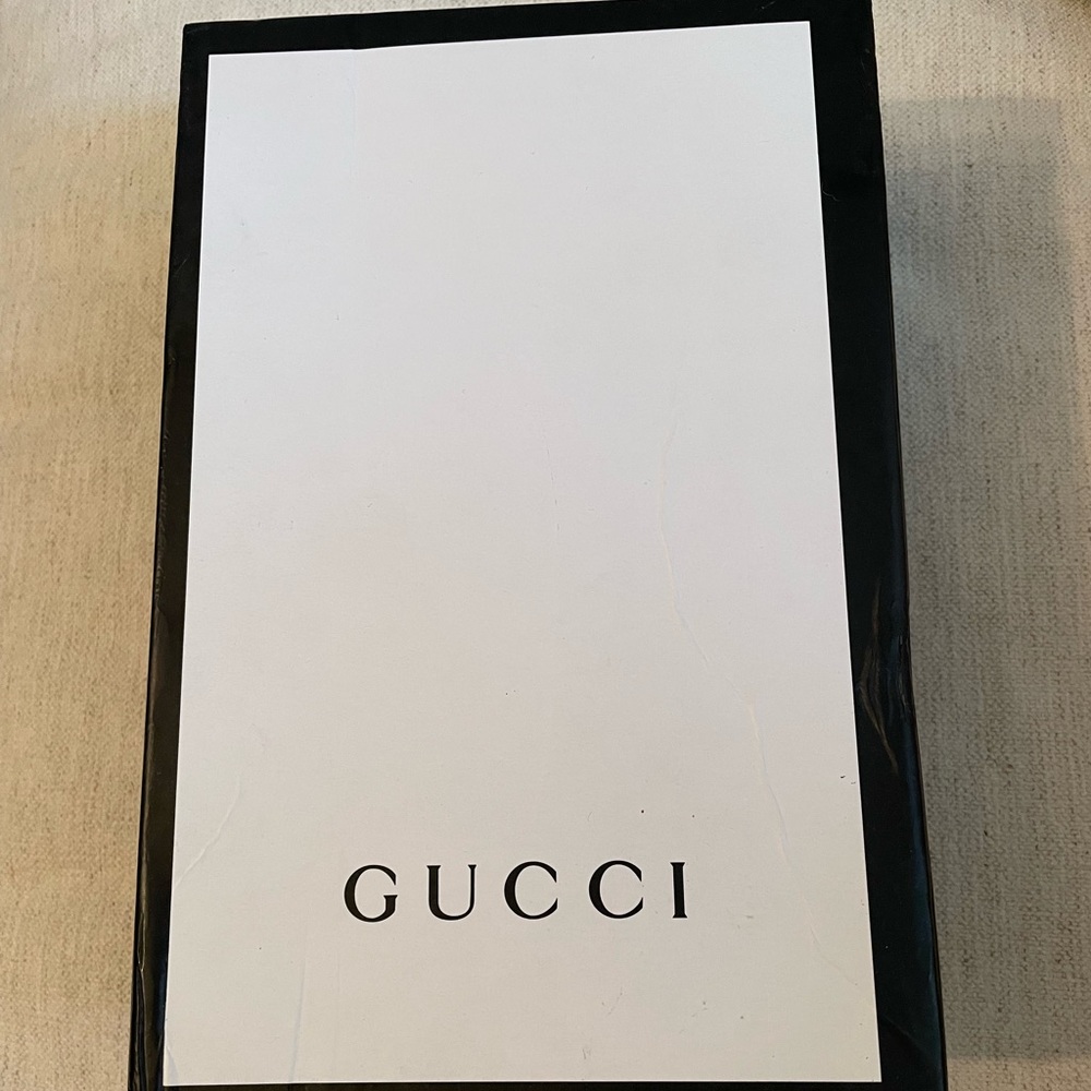 Gucci Vernice Crystal Bow black pumps, size 35 European